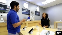 Իրանցի կինը աշխատում է Apple ընկերության արտադրանքի խանութում, Թեհրան, 2015թ․, արխիվ 