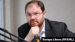 Sergiu Cioclea în studioul Europei Libere de la Chișinău, imagine de arhivă.