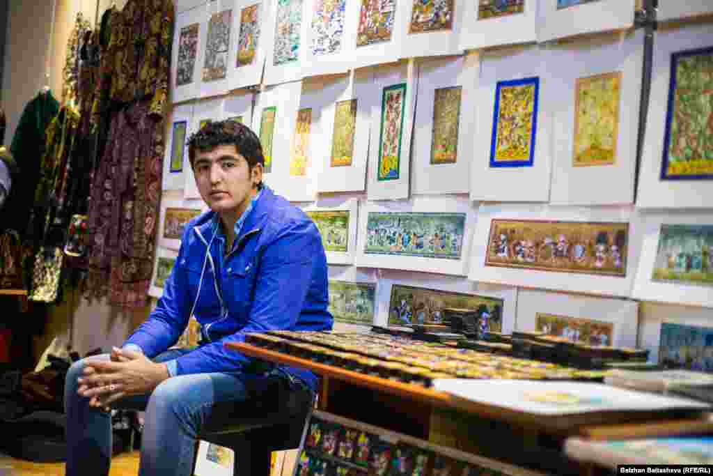 Участник выставки из Самарканда Ибрагим занимается миниатюрной росписью 10 лет. В ярмарке принимает участие не первый год.