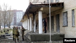Бойовики на місці обстрілу лікарні в Донецьку, 4 лютого 2015 року