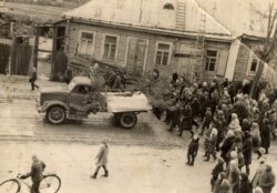 Пахавальная працэсія, 1971 год. На заднім пляне хата Довіда Рабіновіча, зруйнаваная ў 2006-м згодна з праграмай разьвіцьця аграгарадкоў (зь сямейнага архіву Валянціны Заянчкоўскай)