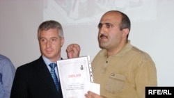 Correspondent Babek Bekir (right) receiving the Elmar Huseynov Award