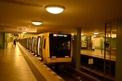 Берлін, майже порожня станція метро на площі Александерплац, 16 березня 2020 року