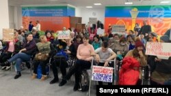 Матери, воспитывающие детей с ограниченными физическими возможностями, излагают свои требования перед властями. Нур-Султан, 21 февраля 2020 года.
