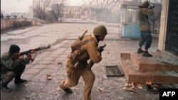 Солдаты Ичкерии отражают нападение российских войск во время первой Русско-Чеченской войны, 5 января 1995 года 