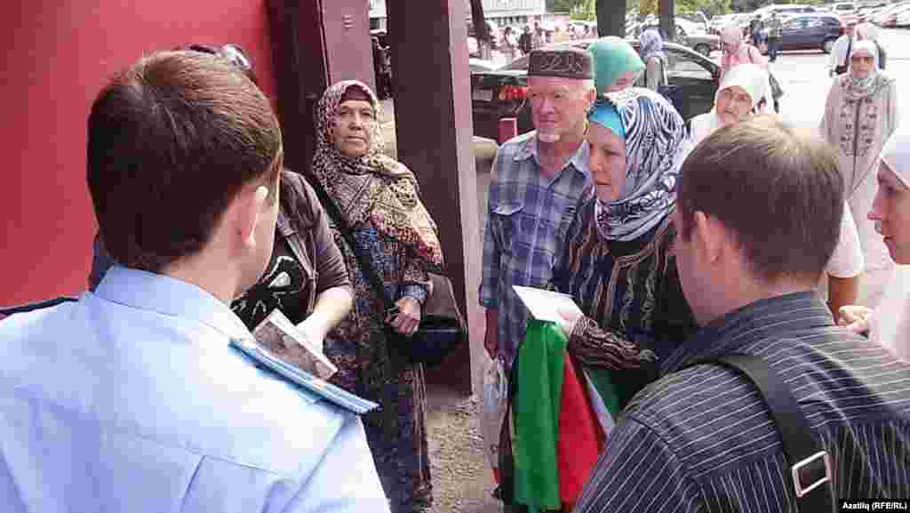 Tatarstan -- Tatar activists at trial in a court for holding a press conference in a park, 17Aug2012 