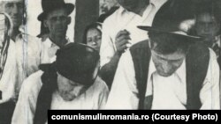1949. Țărani din Slobozia semnând cererile de constituire a CAP Mândra. Sursa: comunismulinromania.ro (MNIR)