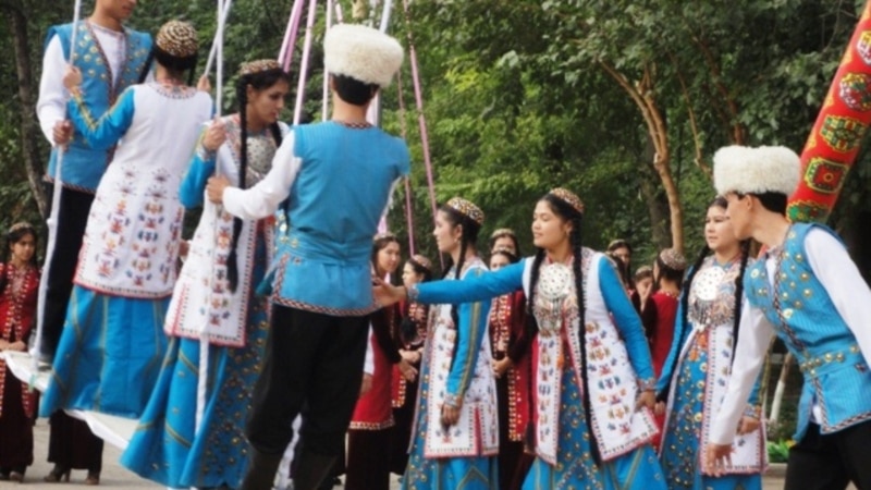 Türkmenistanlylar 'dogruçyllygy we päkligi ündeýän' Gurban baýramyny belleýärler