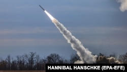 Иллюстрационное фото. Реактивная артиллерийская система HIMARS Вооруженных сил Украины ведет огонь у линии фронта на Херсонщине, 5 ноября 2022 года