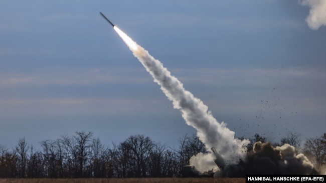 Реактивная артиллерийская система HIMARS Вооруженных сил Украины ведет огонь вблизи линии фронта в Херсонской области, 5 ноября 2022 года
