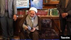 Mohammad Yazdi səs verir