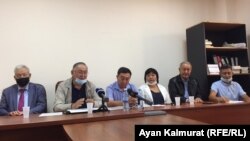 Члены общественной комиссии, созданной после смерти жителя села Ащысай Алматинской области Нурлана Ахметова. Алматы, 4 сентября 2020 года.