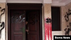 تصویری از حملات گذشته مهاجمان و لباس شخصی های وابسته به دستگاه های امنیتی ایران به منزل مهدی کروبی