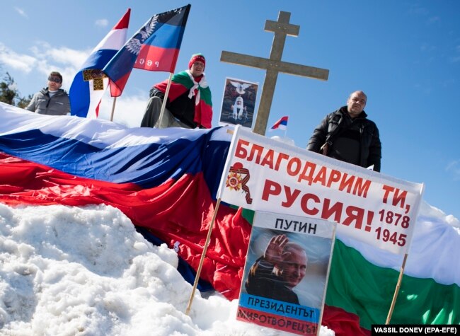 Война 1877–78 годов до сих пор используется пророссийскими силами в Болгарии в своих политических целях. Митинг в поддержку политики Владимира Путина у памятника на Шипкинском перевале, март 2018 года