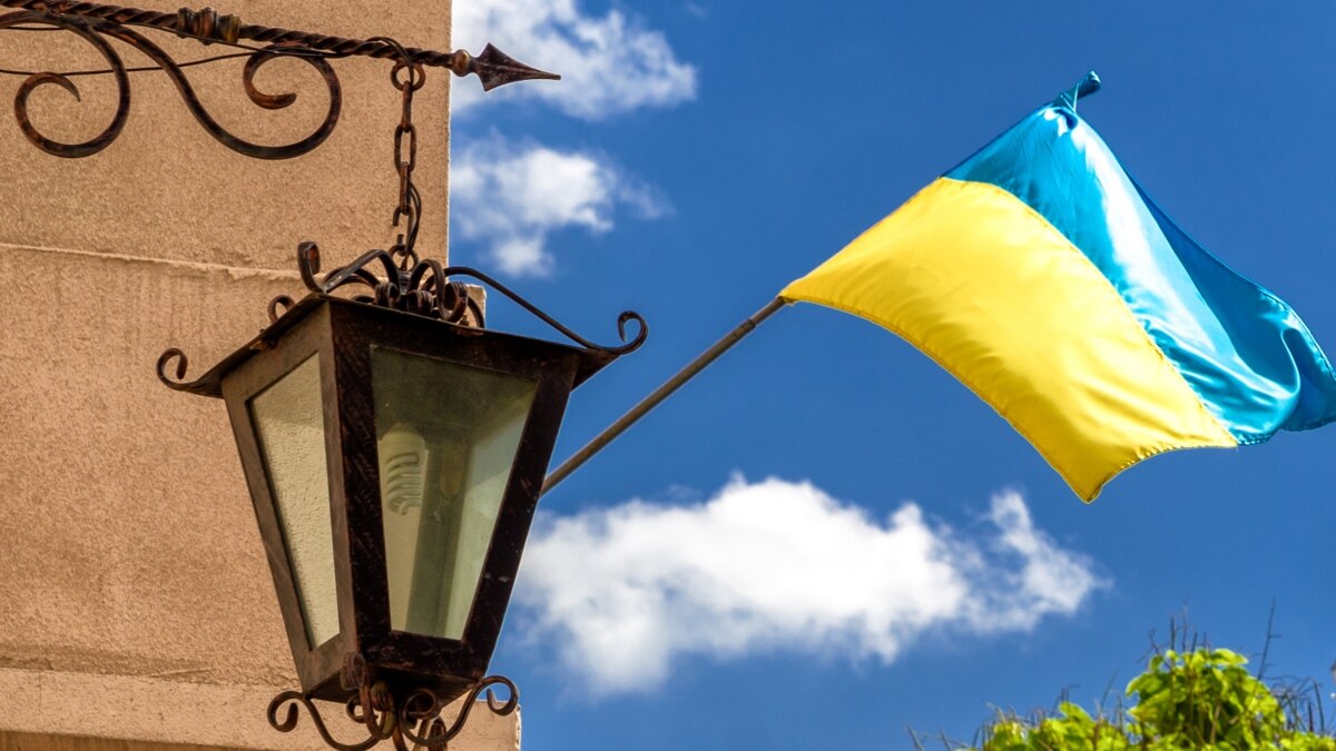 чоловікові, що вчинив наругу над прапором України в Києві, повідомили про підозру