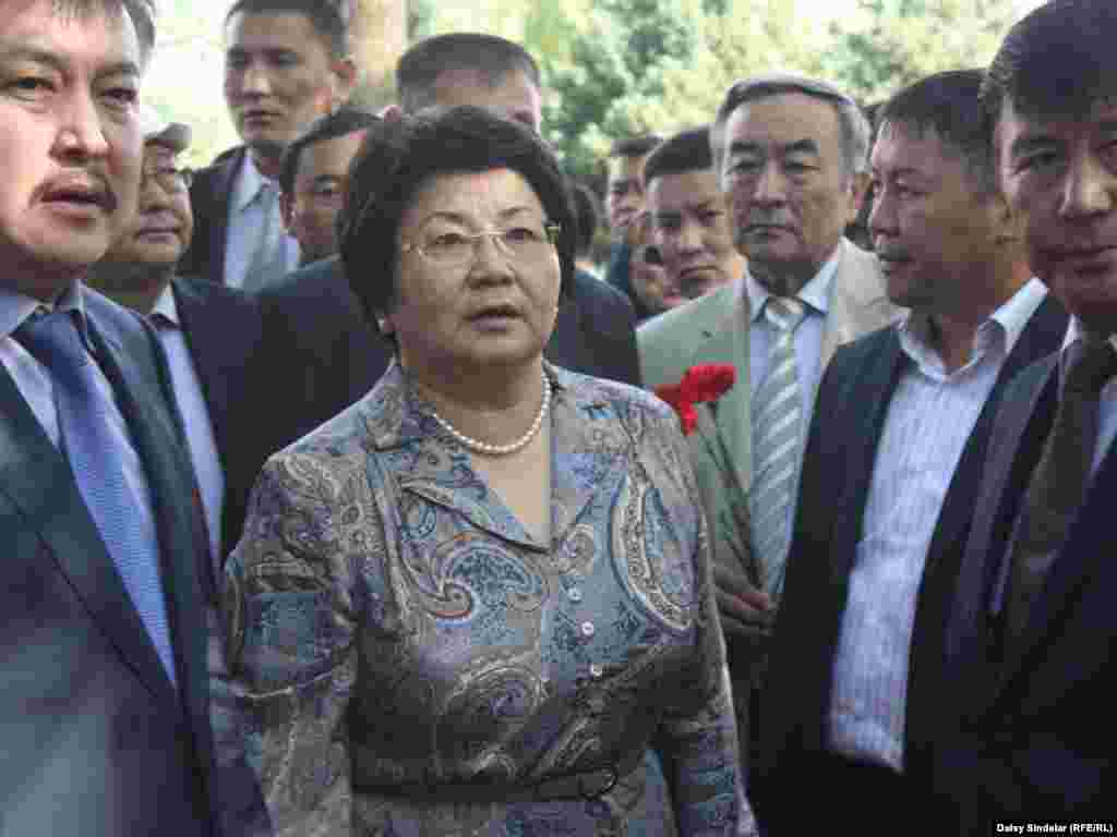 Kyrgyz President Roza Otunbaeva arriving in Osh.Photo by RFE/RL's Daisy Sindelar