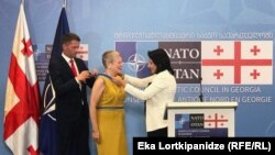 Почетную награду Саломе Зурабишвили вручила Роуз Гетемюллер после их встречи в Батуми