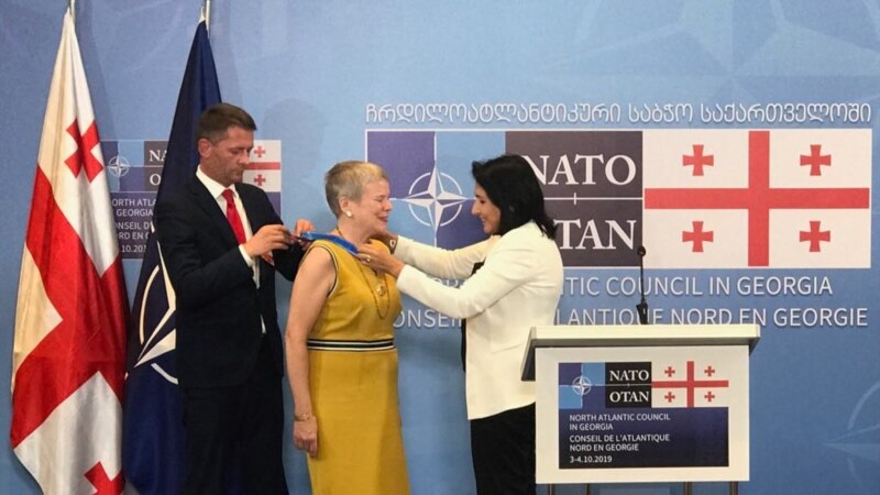 სალომე ზურაბიშვილმა NATO-ს გენერალური მდივნის მოადგილე ოქროს საწმისის ორდენით დააჯილდოვა