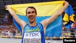 Богдан Бондаренко після переможного стрибка на Чемпіонаті світу в Москві, 15 серпня 2013 року