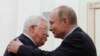 Președintele rus Vladimir Putin (dreapta) îl îmbrățișează pe liderul palestinian Mahmud Abbas în timpul unei întâlniri pe care au avut-o la Kremlin, în 2018.