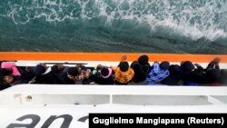 Migranti čekaju iskrcavanje sa broda Akvarijus.