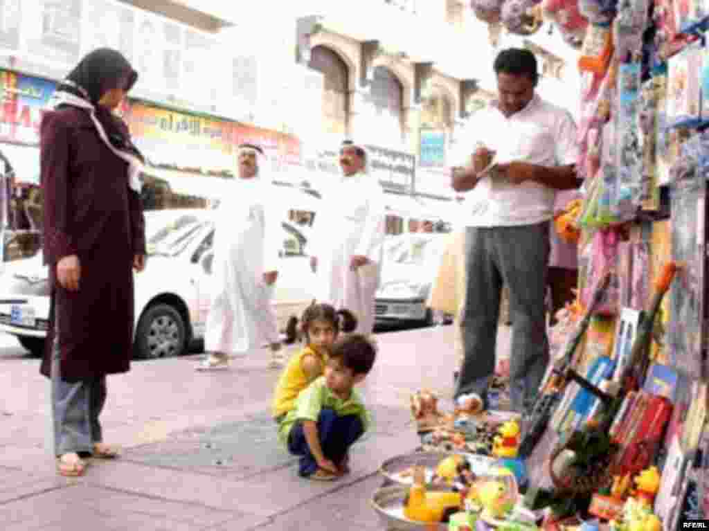 UAE, Iranians are shopping in Dubai for newrouz, Persian traditional new year, 03/26/2007