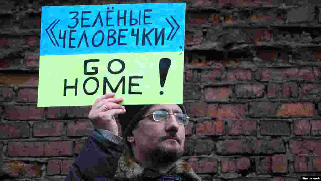 Одиночный пикет против аннексии Крыма в Москве. 15 марта 2014 года.