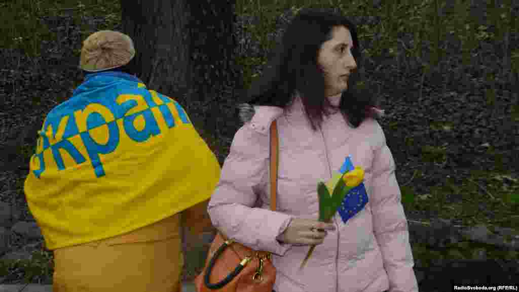 В честь Международного женского дня 8 марта 2014 года в поддержку единства Украины и против российской оккупации Крыма около сотни симферопольцев вышли убирать один из городских парков Симферополя.