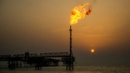 عکس آرشیوی از یک سکوی نفتی در خلیج فارس