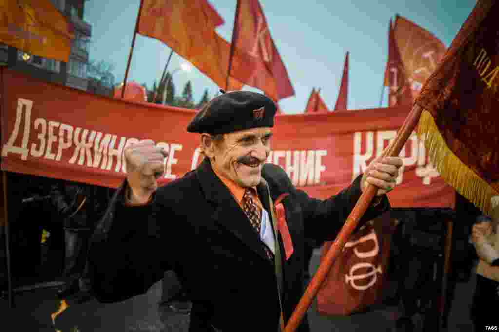 Communist Party supporters attend a rally to mark the 97th anniversary of Russia's Bolshevik Revolution in Novosibirsk. (TASS/Yvgeny Kurskov)