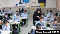 Általános iskolás tanóra egy teheráni iskolában 2013. május 2-án