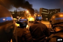 صحنه‌ای از اعتراض‌های ۲۰۰۵ در تولوز فرانسه جایی که آتش‌نشان‌ها سرگرم فرونشاندن آتش یک اتوبوس شعله‌ور هستند