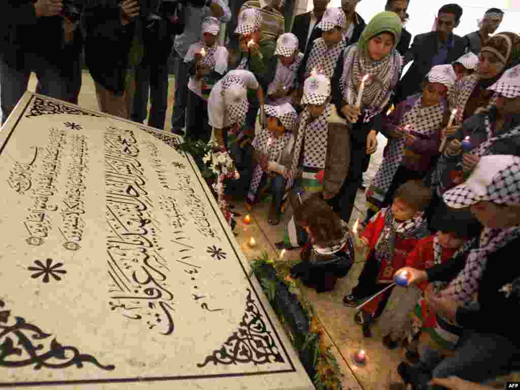 Palestina - Ramallah - Palestinska djeca pale svijeće na grobu Yassera Arafata, obilježavajići 5-u godišnjicu njegove smrti. 