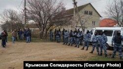 ФСБ та ОМОН проводять обшуки у будинках кримських татар. Крим, 27 березня 2019 року