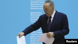 Nursultan Nazarbaev səs verir.