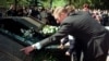 Леонид Кучма у братской могилы, в которой похоронен его отец