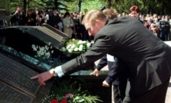 Леонид Кучма возле братской могилы, в которой погребен его отец