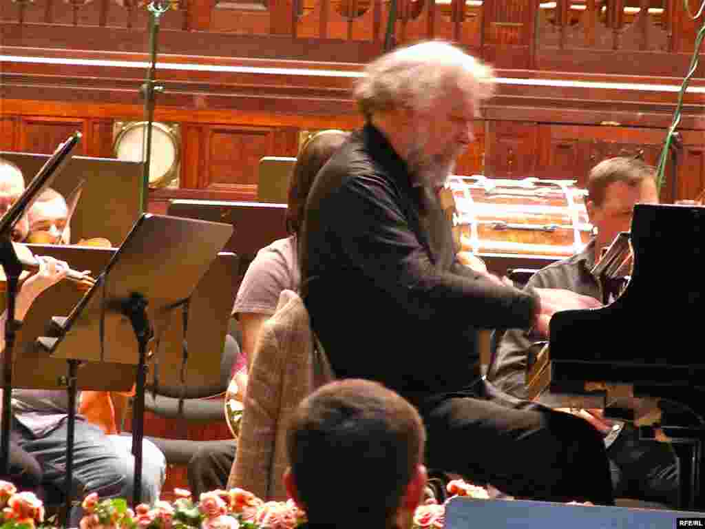 Radu Lupu, în repetiție în ajunul concertului de la Sala Smetana - Foto: Victor Eskenasy