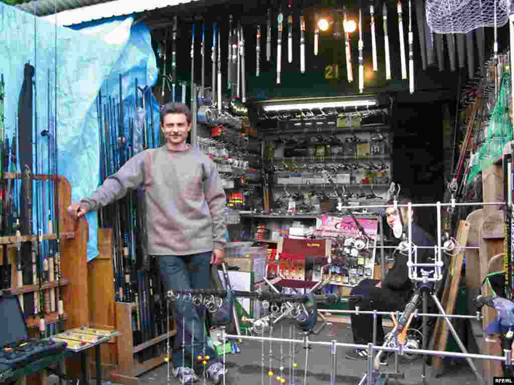 Ukraine -- fisher market "Bugara" in the center of Kyiv, 01Jun2008 - БухараСаме тут розумієш, що риба в Дніпрі поки що є. Тут продають різноманітне знаряддя для рибалки. Тут можна вибрати практично все, що може бути потрібне для цієї стародавньої чоловічої розваги, на будь-який гаманець. І цікаво провести час у компанії фахівців та аматорів.