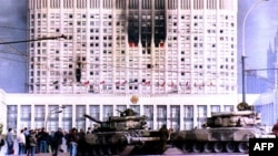 Танки рядом со зданием Верховного совета России, 4 сентября 1993 года