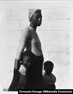 Мать и дети. 1950. Фото Консуэло Канага