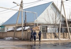 Полицейские дежурят в поселке Заря Востока. Алматы, 8 февраля 2020 года.