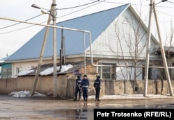 Полицейские дежурят в поселке Заря Востока. Алматы, 8 февраля 2020 года.