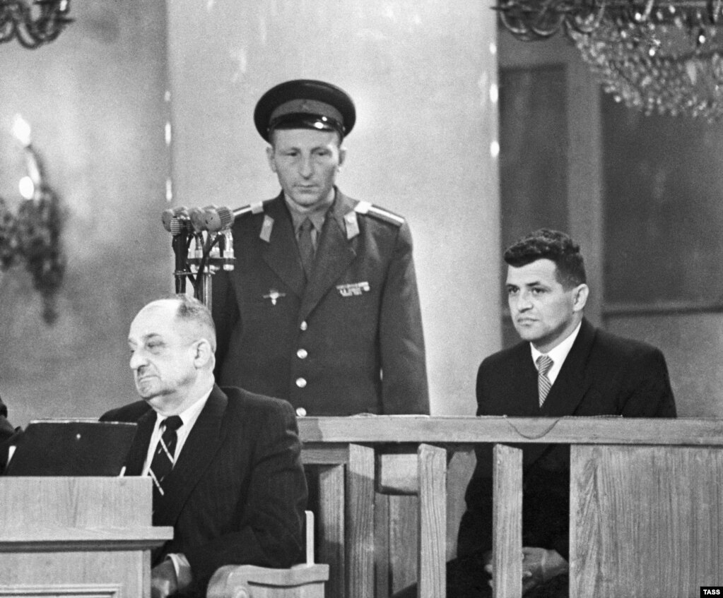 Nakon tri meseca od obaranja aviona, Povers se pojavio u sudnici Vrhovnog suda Sovjetskog saveza i sudio mu je Sovjetski vojni odbor, 19. avgusta 1960. godine. Povers je bio oficir američke Centralna obaveštajne službe (CIA). Osuđen je za špijunažu na kaznu zatvora od 10 godina. Nakon tri meseca od obaranja aviona, Povers se pojavio u sudnici Vrhovnog suda Sovjetskog saveza i sudio mu je Sovjetski vojni odbor, 19. avgusta 1960. godine. Povers je bio oficir američke Centralna obaveštajne službe (CIA). Osuđen je za špijunažu na kaznu zatvora od 10 godina.