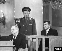 U.S. pilot Francis Gary Powers (right) attends an open session of the Military Board of the U.S.S.R. Supreme Court in Moscow on August 19, 1960.