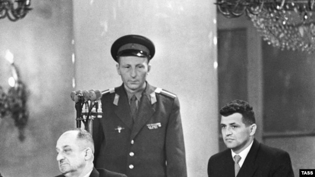 Francis Gary Powers (djathtas)