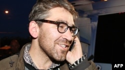 Америкалық журналист Саймон Островский сепаратистер тұтқынынан босағаннан кейін. Донецк, 24 сәуір 2014 жыл.