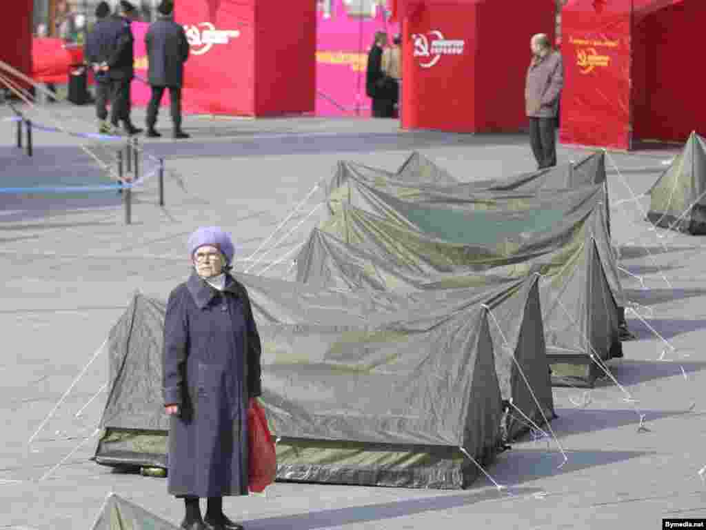 Ukraine -- Supporters of prime minister and the parliamentary coalition put up tents in Kyiv, 04Apr2007