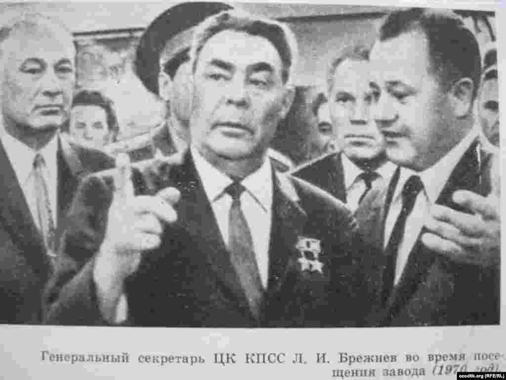 Тошкент - 1966 йил зилзиладан сўнг - Тошкентдаги қурилиш ишларини Брежнев кўриб кетган.