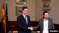 Лидерът на социалистите Педро Санчес и колегата му от Подемос Пабло Иглесиас